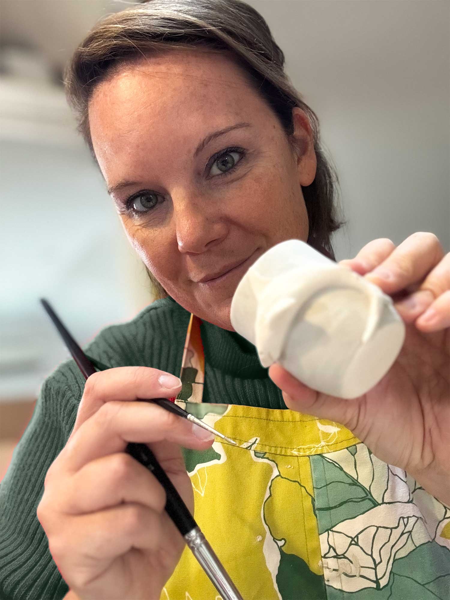 Marie-Camille Guittard façonnant une pièce en céramique, l'une de ses passions