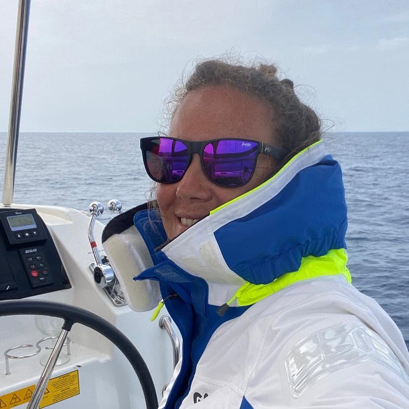 Marie-Camille Guittard en tenue de navigation sur un bateau