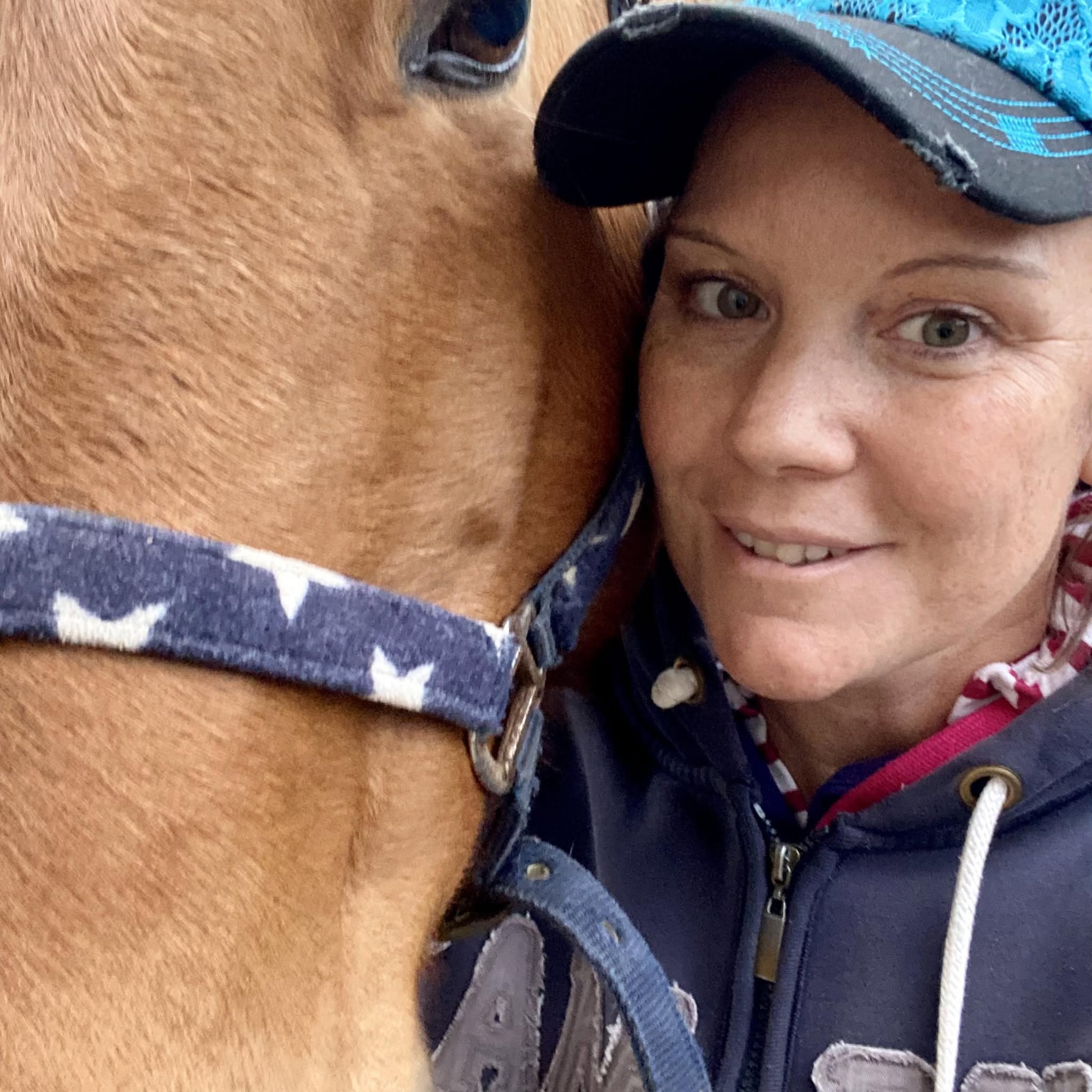 Marie-Camille Guittard avec son cheval, passionnée d'équitation western